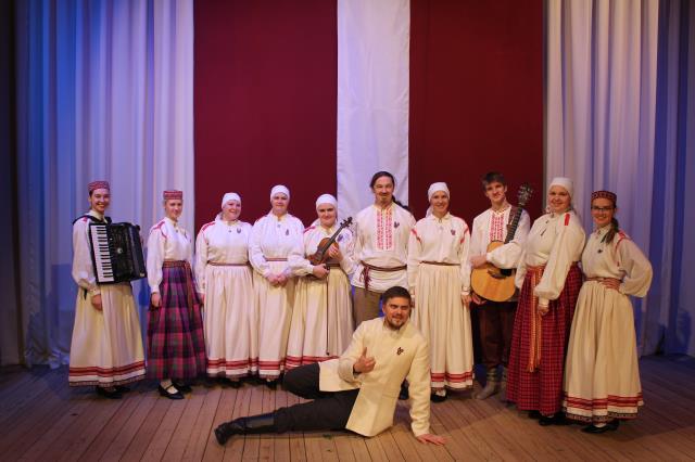 Latvijas Republikas proklamēšanas gadadiena folkloras kopa "Upīte"